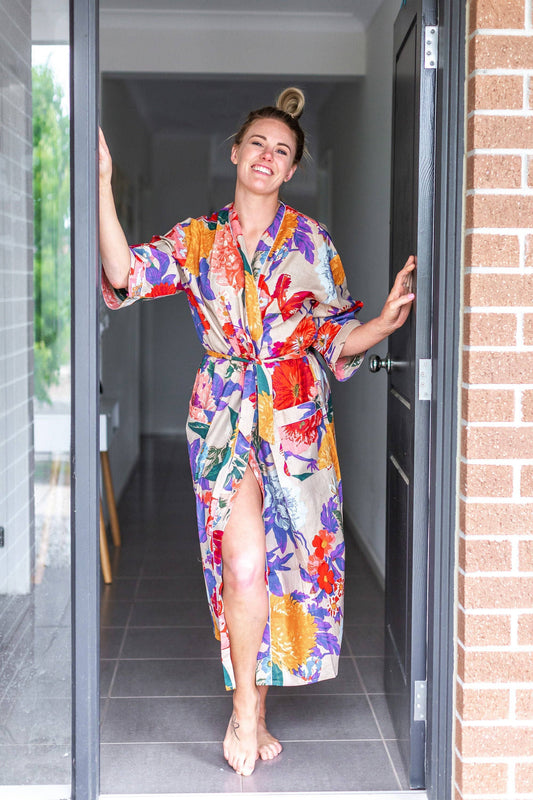 "Floral" lang morgenkåpe i tynn,lett bomull.Beige bunnfarge.Samme stoff som pysjen over.
