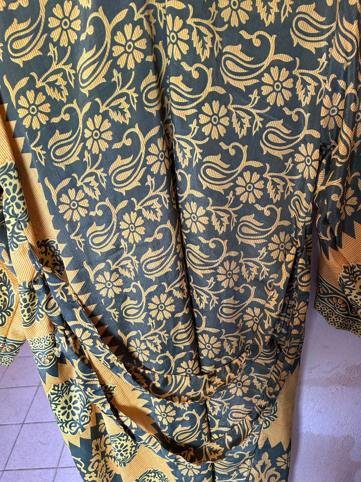 Kimono av resirkulert sarisilke