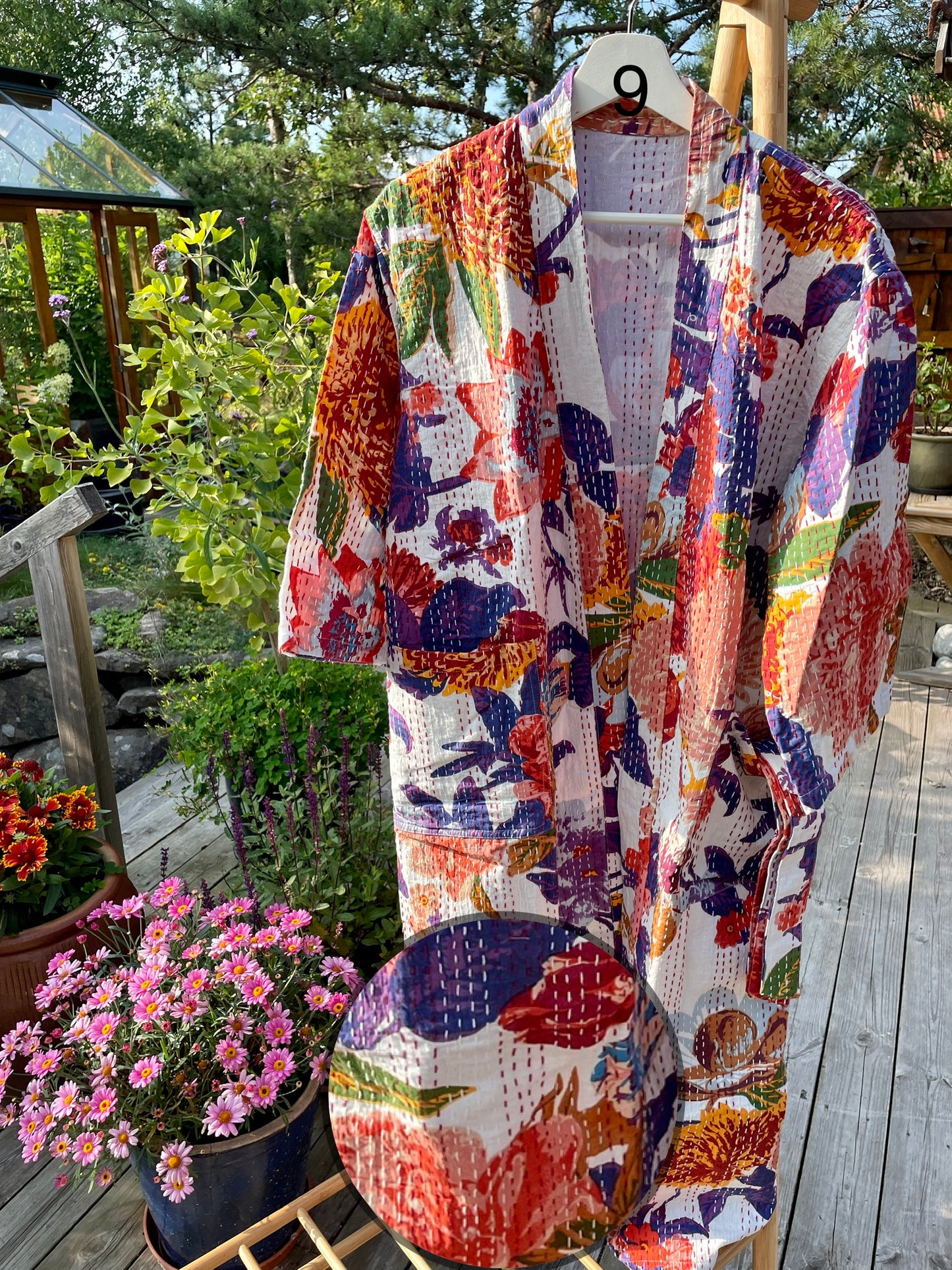 Lang kantha kimono,hvit bunn. Flerfarget blomstremønster.