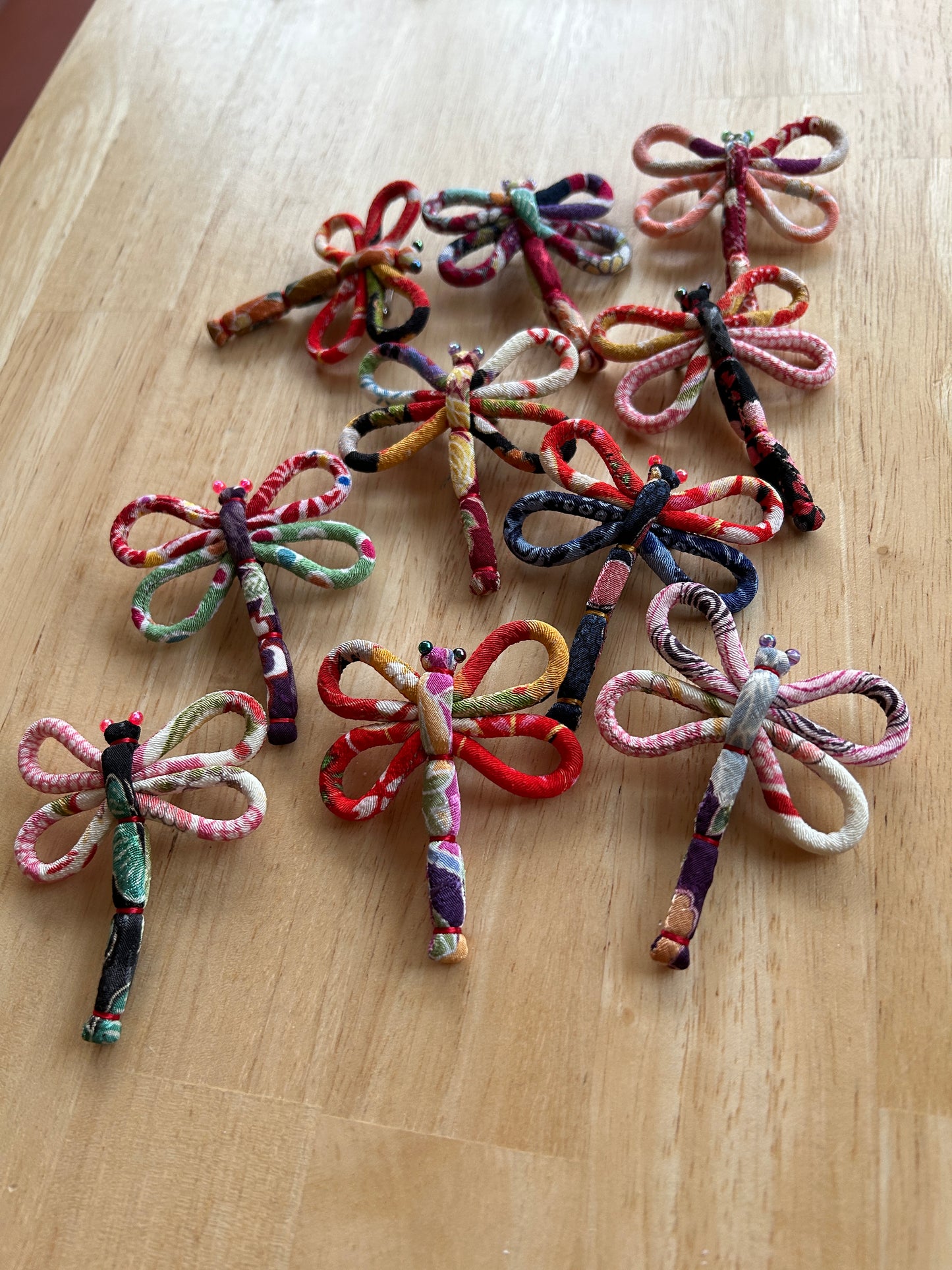 Håndlagde libeller (nål) i kimonosilke