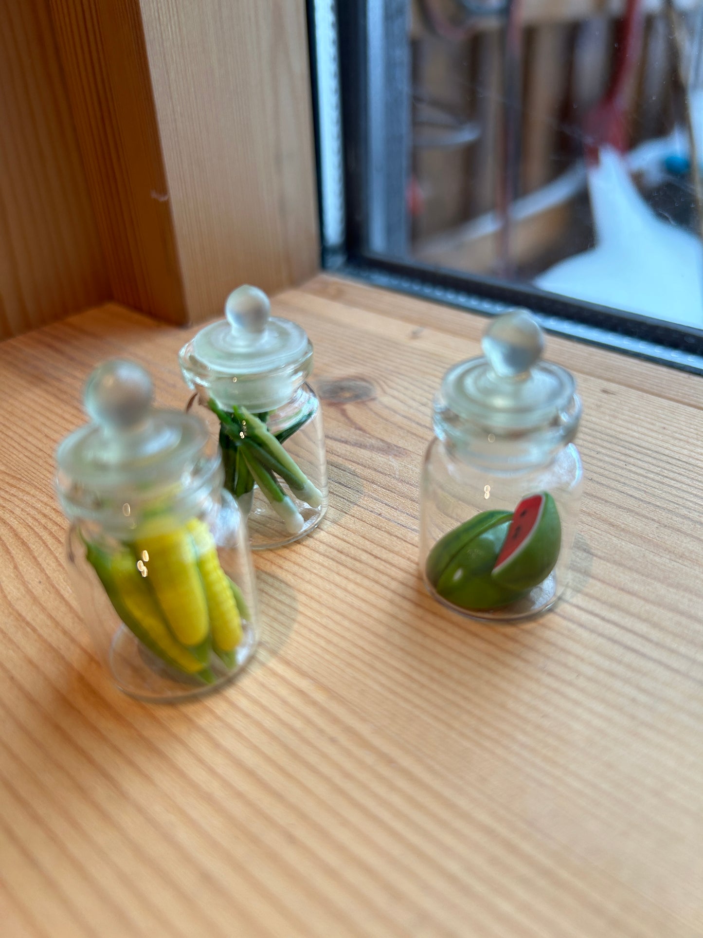 Fra musenes spiskammers ; glasskrukker fylt med frukt og søtsaker. Miniatyrer.