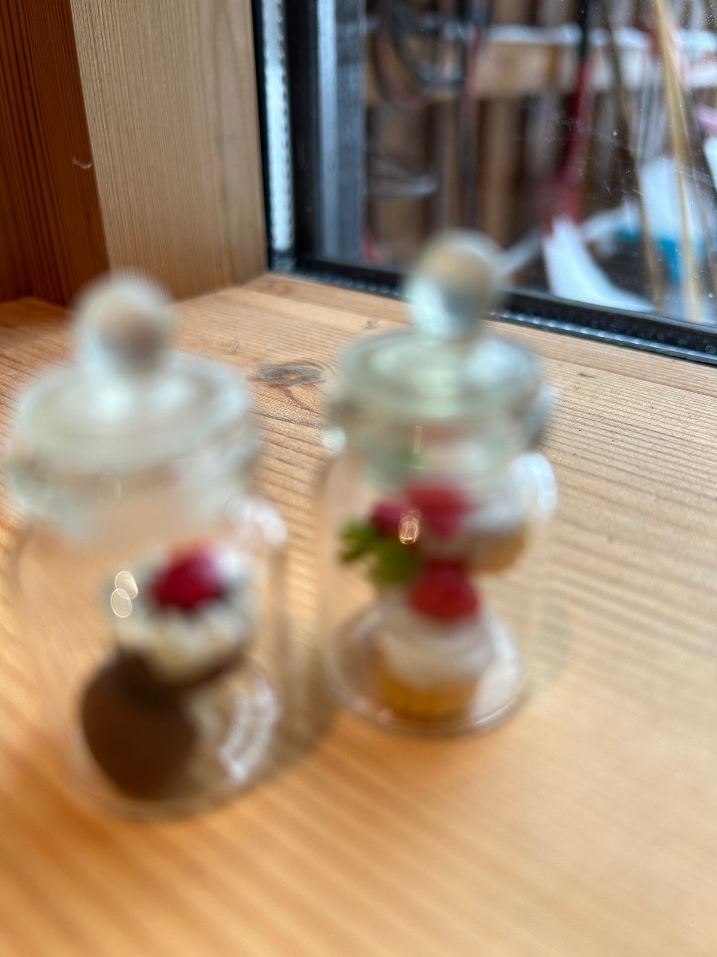 Fra musenes spiskammers ; glasskrukker fylt med frukt og søtsaker. Miniatyrer.