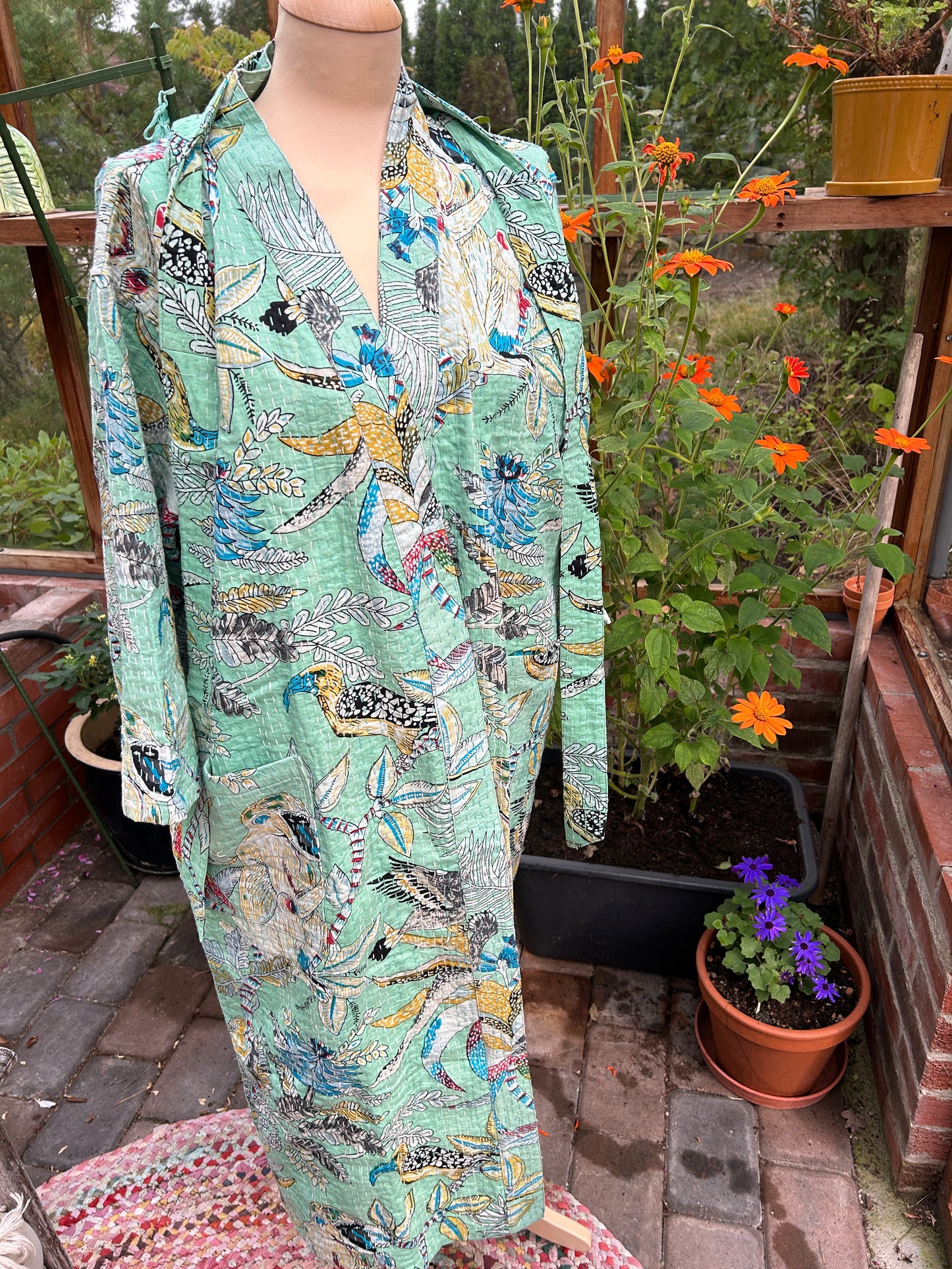 Lang kantha kimono,mint bunnfarge.Mønster med tropiske blomster, aper og fugler.
