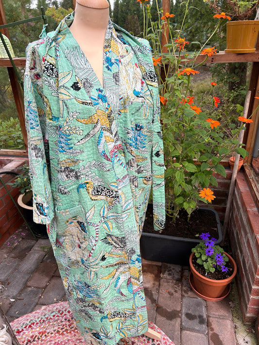 Lang kantha kimono,mint bunnfarge.Mønster med tropiske blomster, aper og fugler.