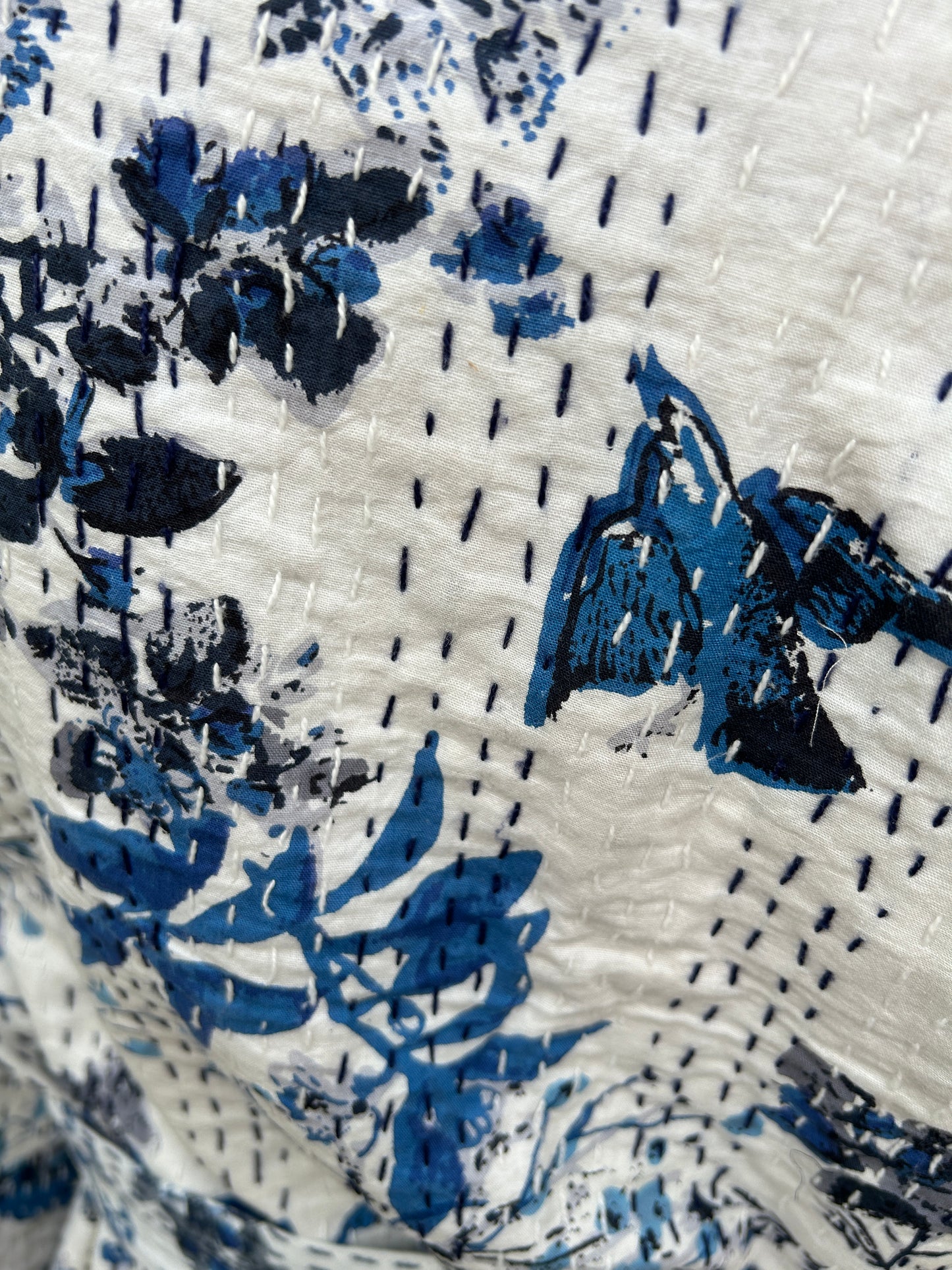 Lang kantha kimono. Hvit bunnfarge, mønster i blått/grått med store blomster og små fugler