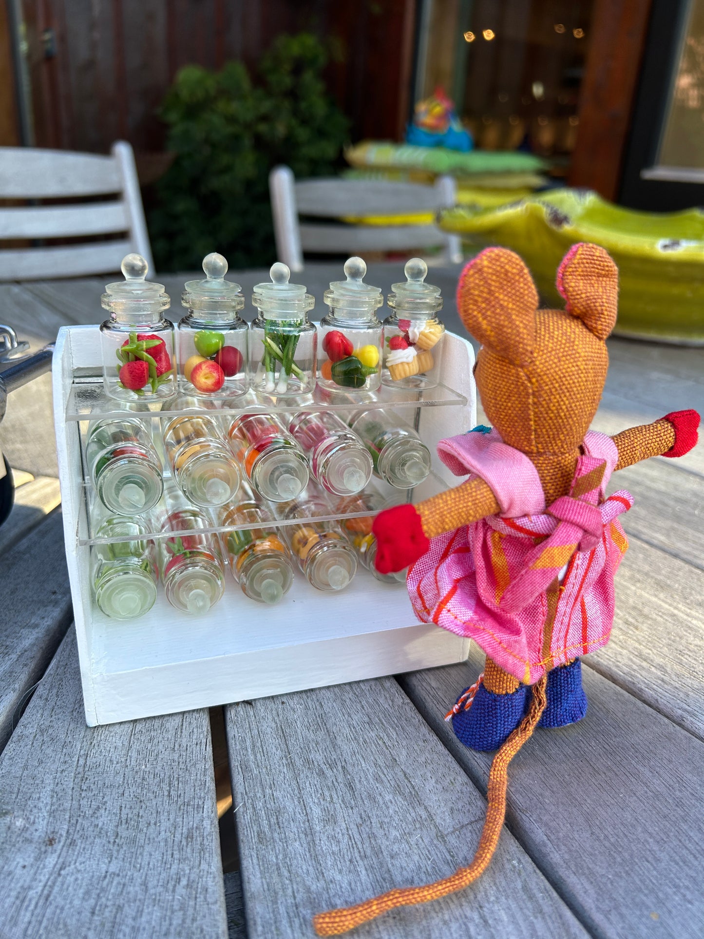 Fra musenes spiskammers ; glasskrukker fylt med frukt og søtsaker. Miniatyrer.