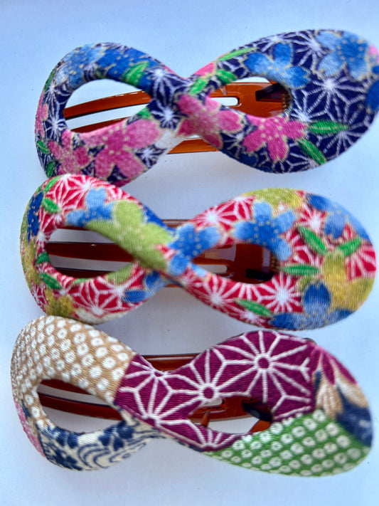 Hårspenner i brillefasong. 10 cm lange. Trukket med japansk kimonosilke.