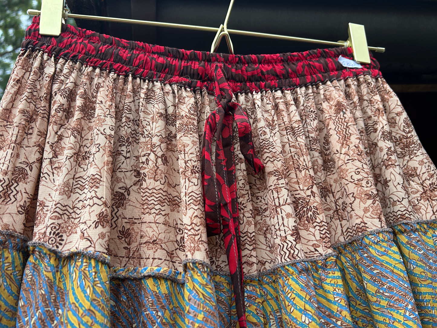 Vid silkebukse. Patchwork av resirkulerte sarier. One size.