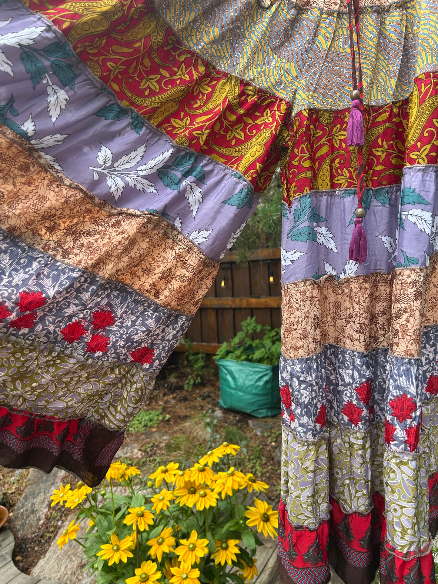 Vid silkebukse. Patchwork av resirkulerte sarier. One size.