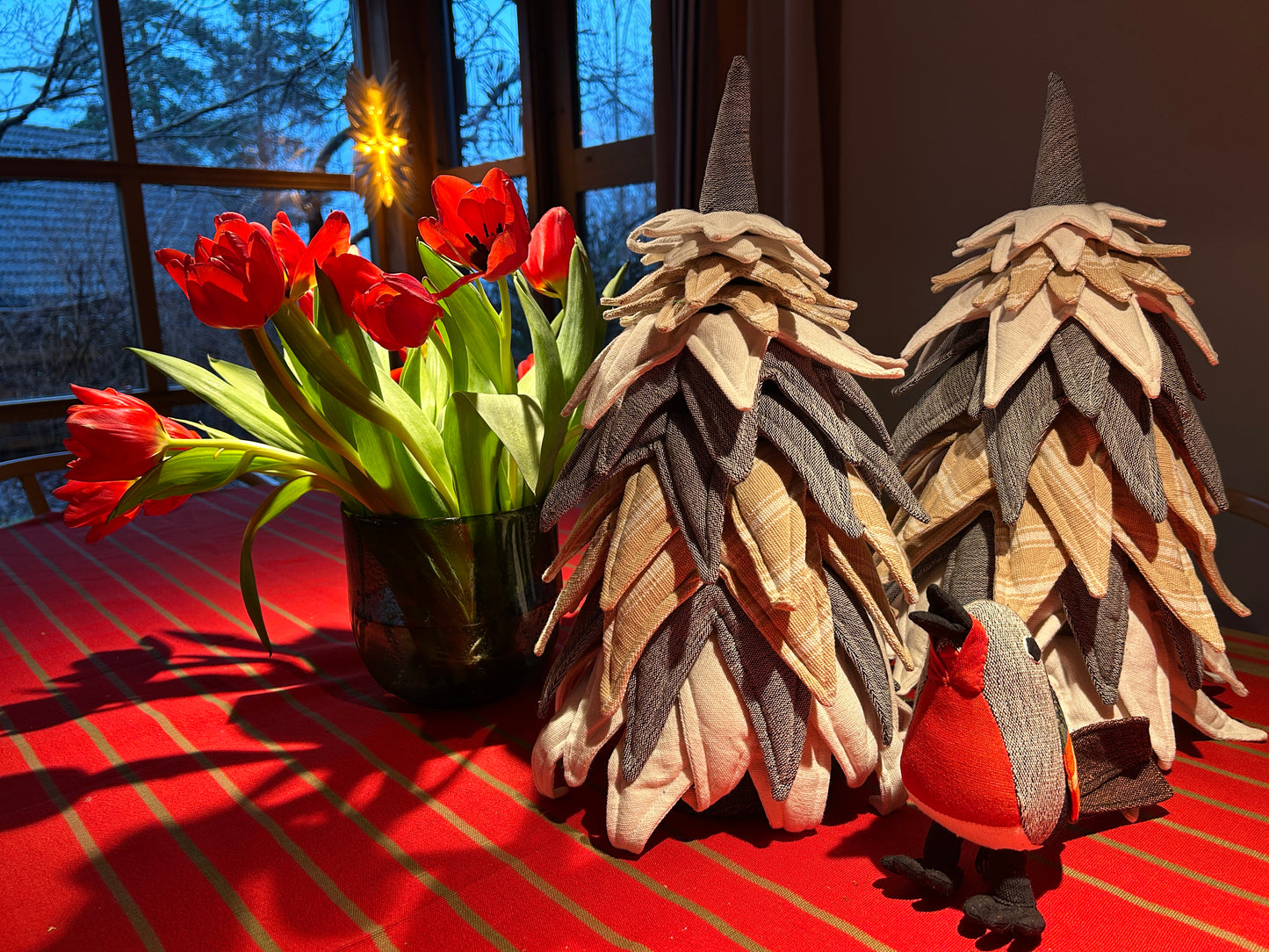 Fantastiske håndsydde juletrær i bomull. H 46 cm, bredde 26 cm