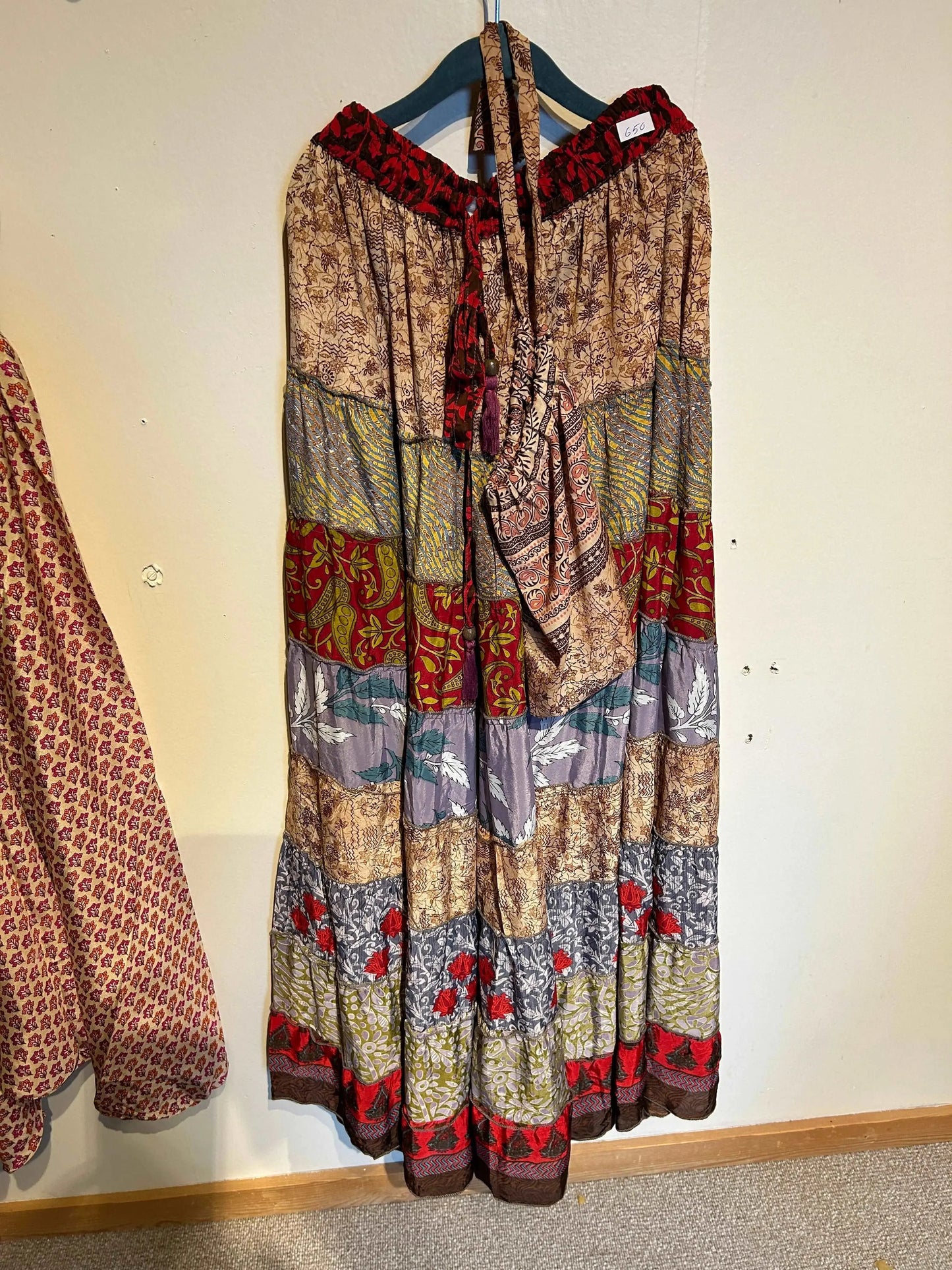 Yogabukse i patchwork av resirkulert silke. Mousetales