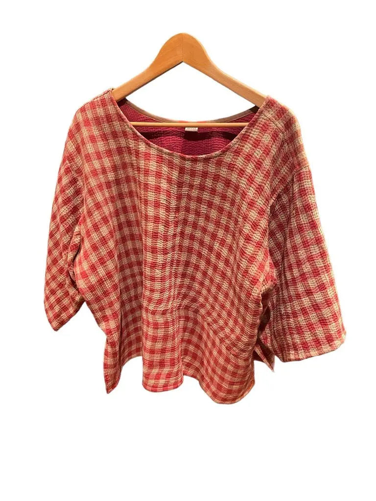 Kort, vattert topp av resirkulert sari.