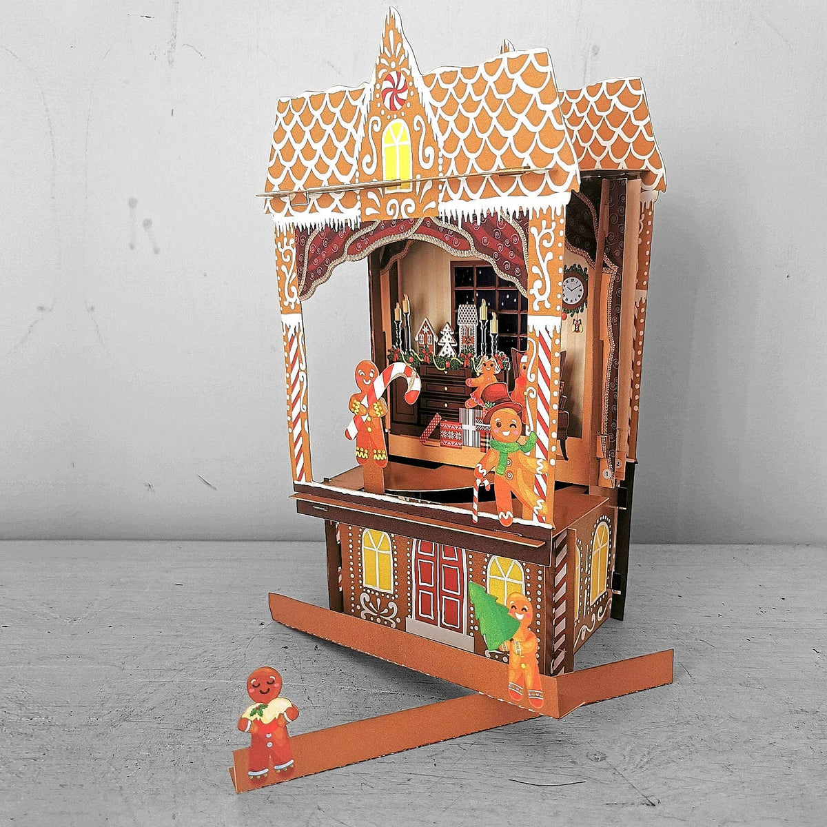 Pop-up-kort med papirteater og bevegelige figurer