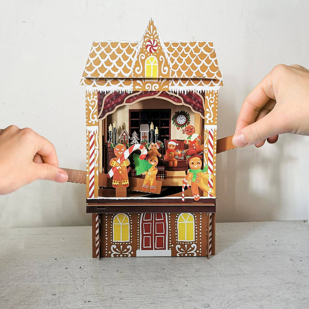 Pop-up-kort med papirteater og bevegelige figurer
