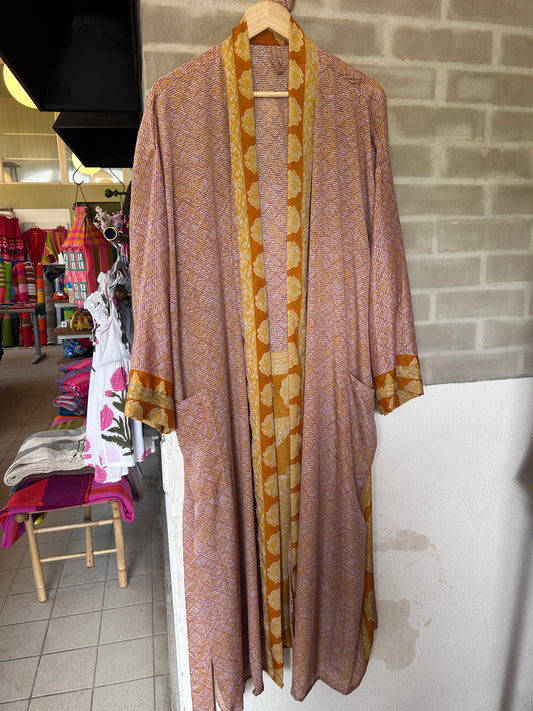 Kimono av resirkulert sarisilke