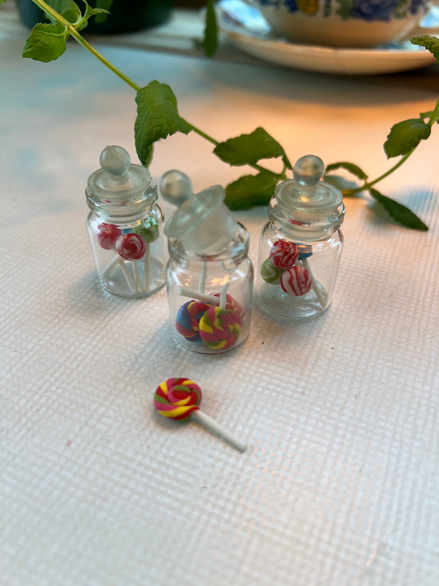 Fra musenes spiskammers ; krukker fylt med frukt og søtsaker. Miniatyrer.