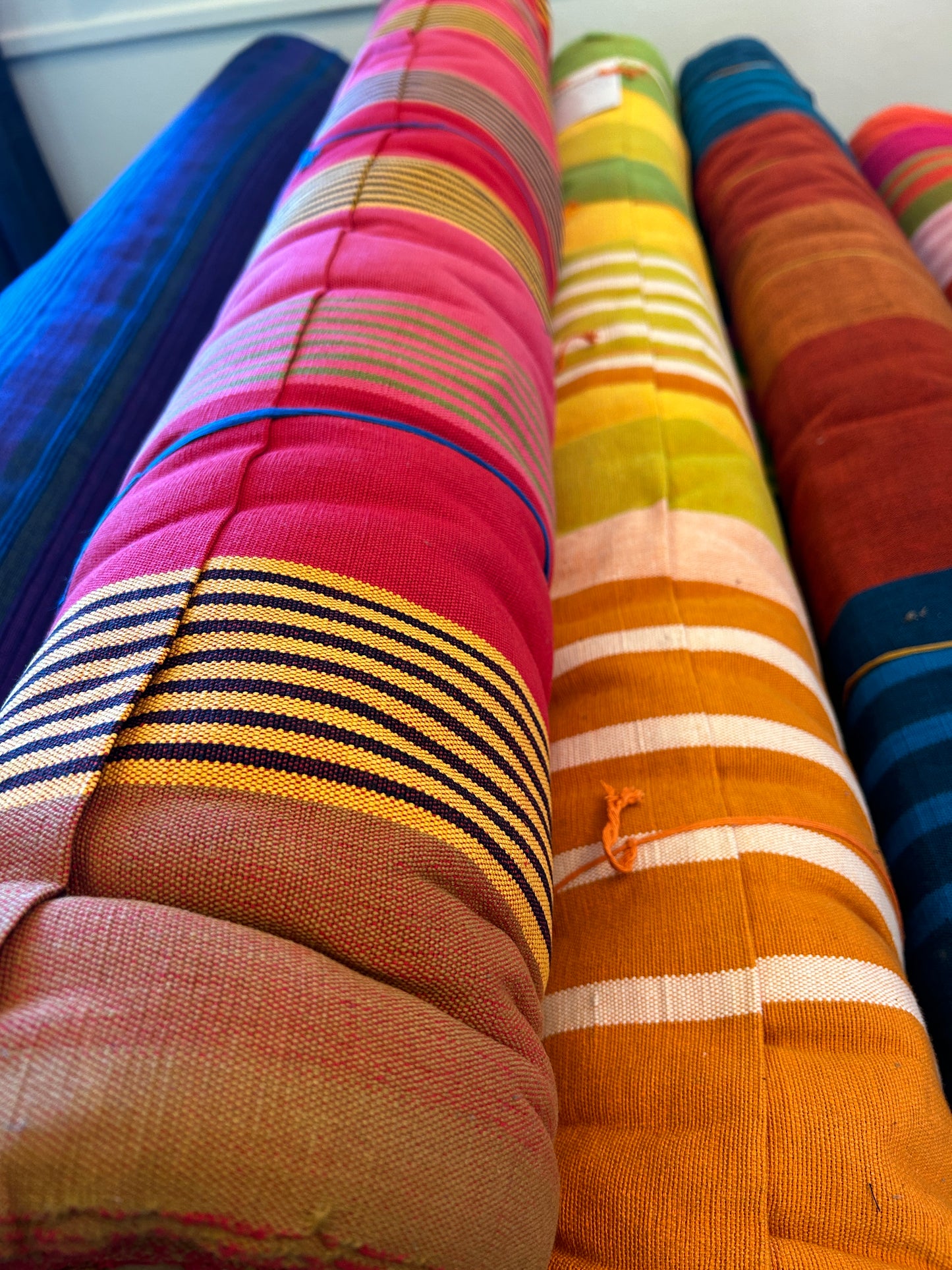 Håndvevet bomull. Yellow Punch Lily, bredde 132 cm