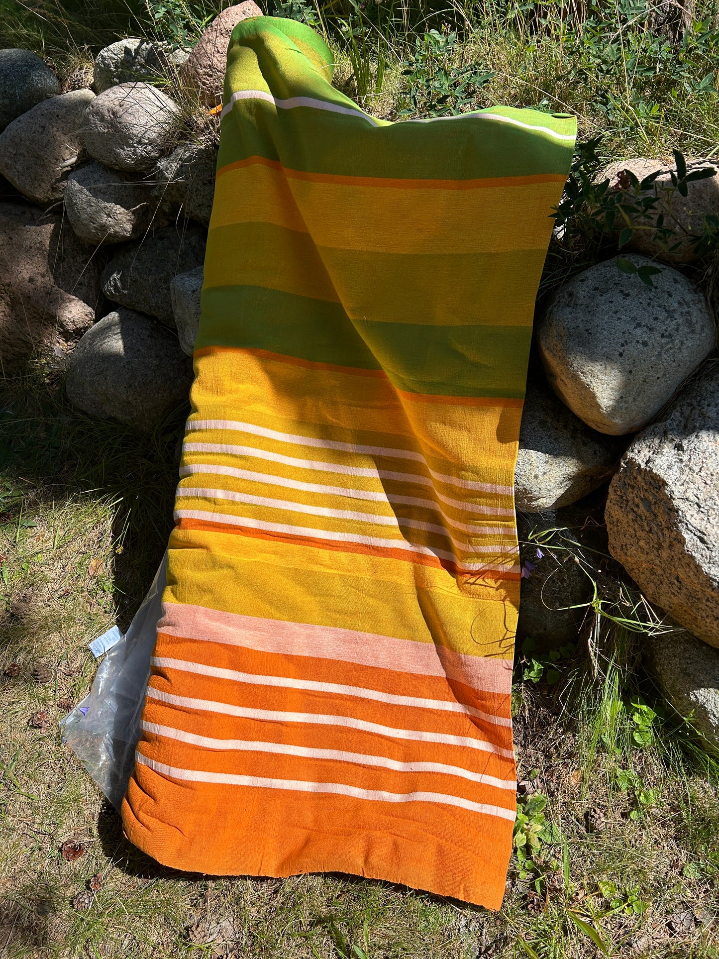 Håndvevet bomull. Yellow Punch Lily, bredde 132 cm