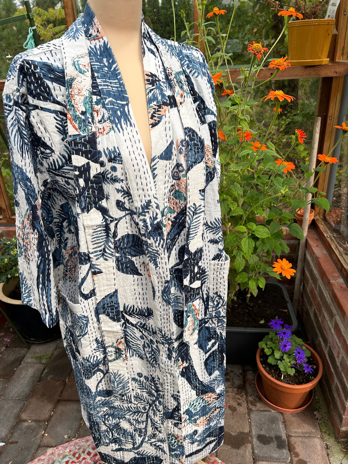 Lang kantha kimono, hvit bunn. Mønster av trær og ugler i blånyanser og rosa.