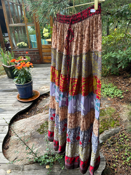 Vid silkebukse. Patchwork av resirkulerte sarier. One size.