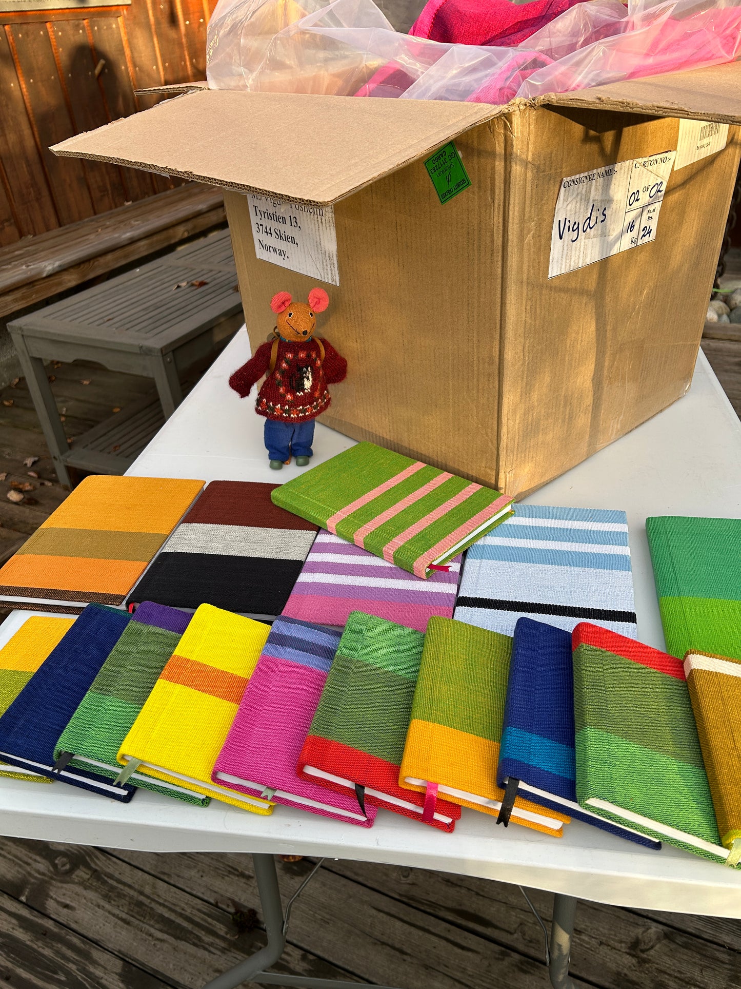 Liten skrivebok med hard perm. Linjerte ark .