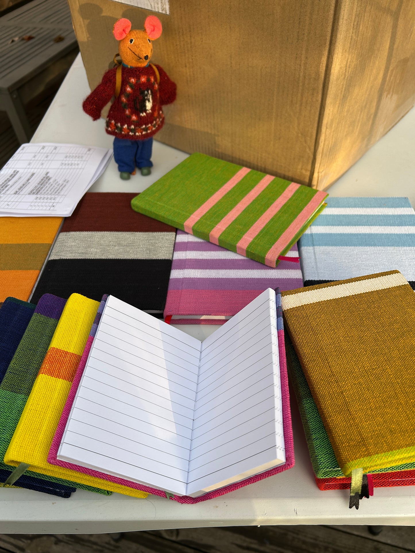 Liten skrivebok med hard perm. Linjerte ark .