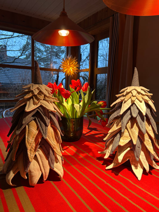 Fantastiske håndsydde juletrær i bomull. H 46 cm, bredde 26 cm