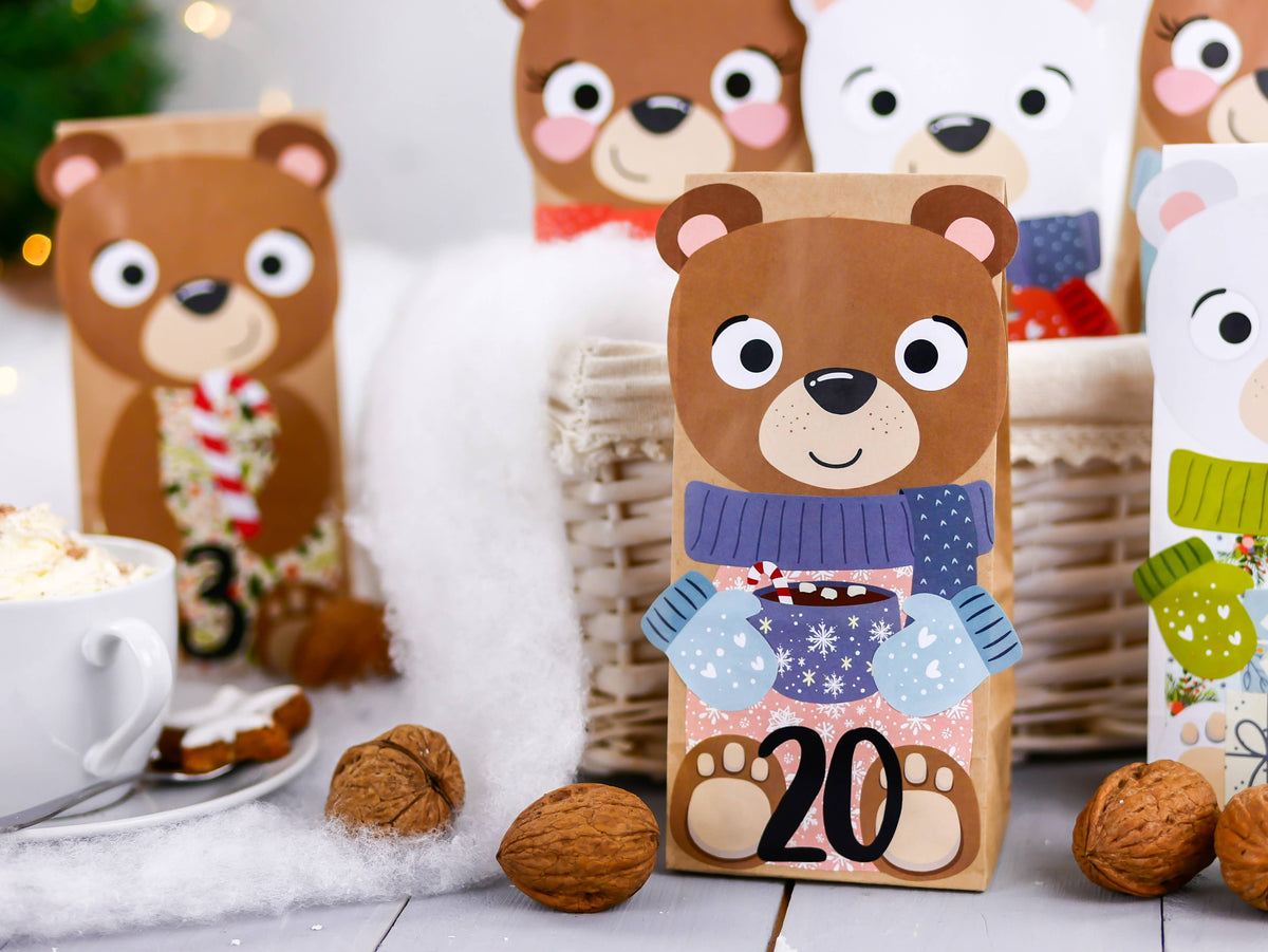 Adventskalender med papirposer og bjørneklistremerker