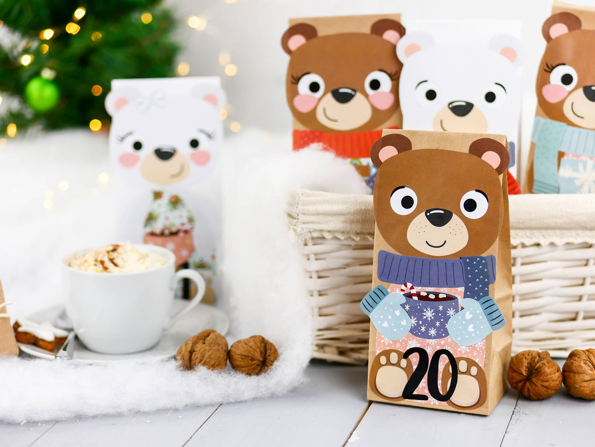 Adventskalender med papirposer og bjørneklistremerker